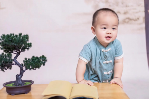 包生男孩正规公司宝宝多大可以吃辅食